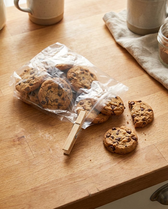 Bolsa de galletas cerrada con una pinza, dejando pasar el aire